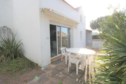 Property building, Day, Balcony/Terrace, Dining area