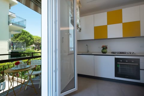 Property building, Day, View (from property/room), Balcony/Terrace, Kitchen or kitchenette, Dining area, Inner courtyard view, dishwasher, oven, stove