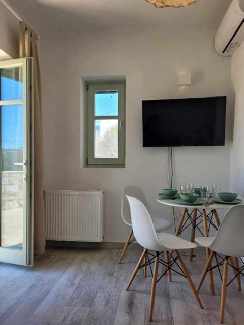 Communal lounge/ TV room, TV and multimedia, Living room, Seating area, Dining area, internet, air conditioner