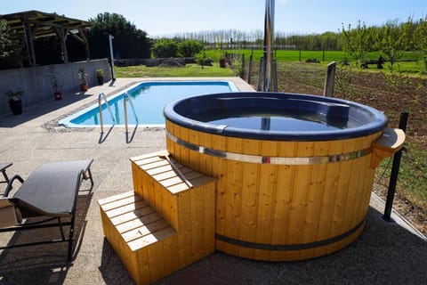 Patio, Day, Natural landscape, Garden, Hot Tub, Balcony/Terrace, Spa and wellness centre/facilities, Pool view, Swimming pool, sunbed