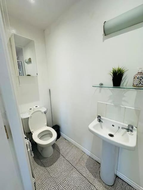 Stunning semi-detached townhouse, Holywood, Sleeps 6 - 10 mins from Belfast House in Belfast