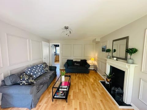 Stunning semi-detached townhouse, Holywood, Sleeps 6 - 10 mins from Belfast House in Belfast