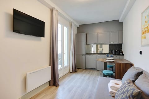 TV and multimedia, Kitchen or kitchenette, Living room, stove