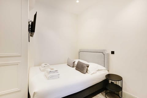 Bed, TV and multimedia, Bedroom