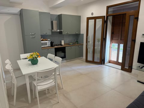 Communal lounge/ TV room, Kitchen or kitchenette, Dining area, oven, stove