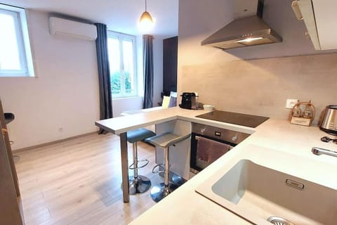 Kitchen or kitchenette, Dining area, minibar, stove