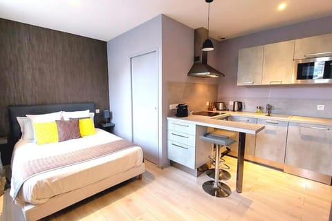 Bed, Kitchen or kitchenette, Photo of the whole room, Dining area, Bedroom, minibar, pet friendly