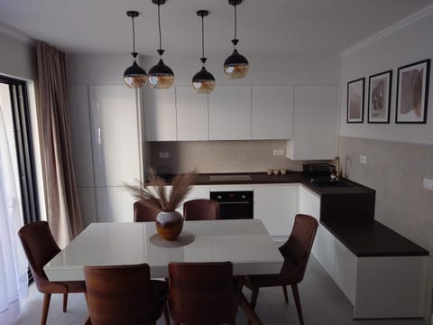 Kitchen or kitchenette, Dining area, pet friendly, stove