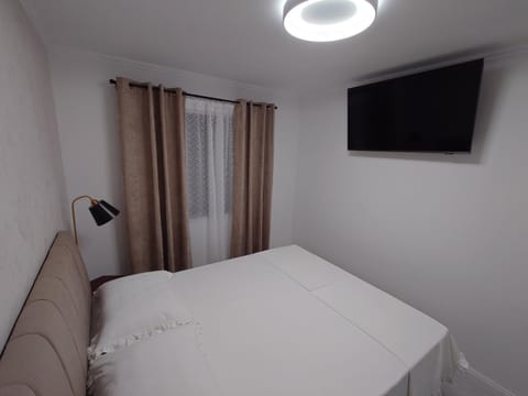 Bed, TV and multimedia, Bedroom