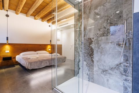 Shower, Bed, Photo of the whole room, Bedroom, towels