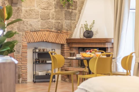 Food and drinks, Seating area, Dining area, Food