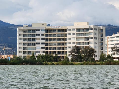 Property building, Day, Natural landscape, Balcony/Terrace, City view, Lake view, Mountain view, Parking