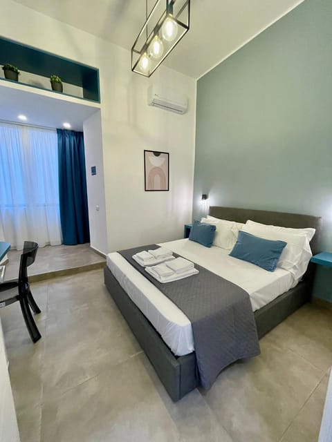 Bed, Photo of the whole room, Seating area, Bedroom, towels, air conditioner