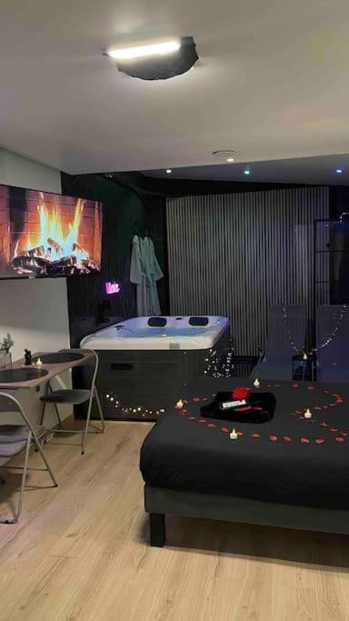 Suite avec Spa Privatif dans pavillon Apartment in Drancy