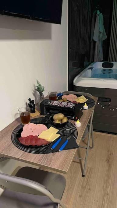 Suite avec Spa Privatif dans pavillon Apartment in Drancy