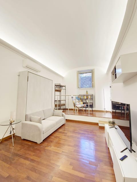 TV and multimedia, Living room, Seating area, Bedroom