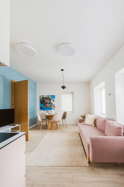 Communal lounge/ TV room, TV and multimedia, Kitchen or kitchenette, Living room, Seating area, Dining area, Evening entertainment