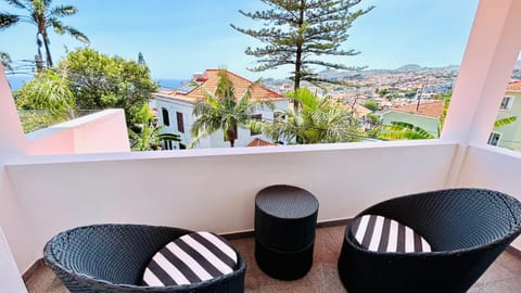 View (from property/room), Balcony/Terrace, City view, Sea view