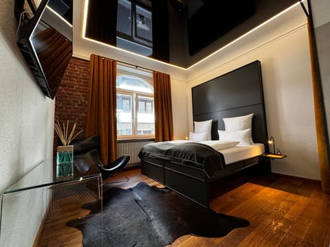 Bed, Seating area, Bedroom