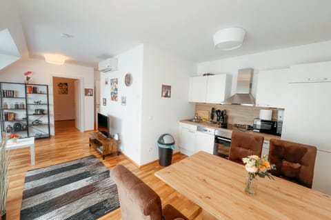 TV and multimedia, Kitchen or kitchenette, Living room, Seating area, Dining area