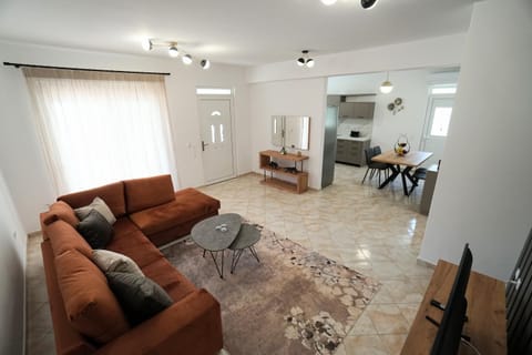 TV and multimedia, Kitchen or kitchenette, Living room, Seating area, Dining area