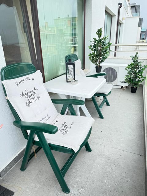 View (from property/room), Balcony/Terrace, Seating area