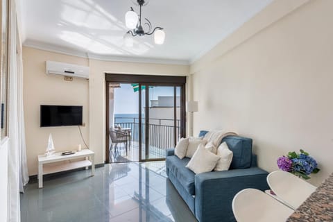 Seating area, Sea view, air conditioner