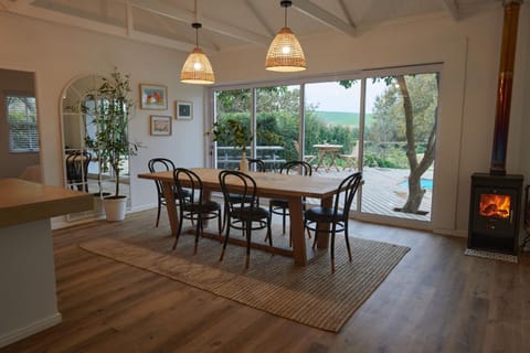Dining area, fireplace
