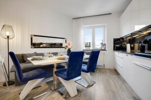 Kitchen or kitchenette, Seating area, Dining area, kitchen