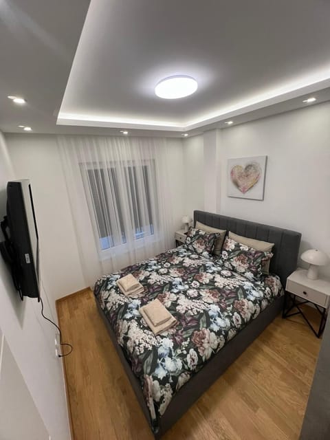 Bed, TV and multimedia, Bedroom, towels