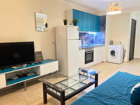 Communal lounge/ TV room, TV and multimedia, Kitchen or kitchenette, Living room, Photo of the whole room, Seating area, Dining area, Evening entertainment, oven, pet friendly, stove