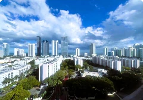 Enjoy an endless summer - Parking included! Apartment in Sunny Isles Beach