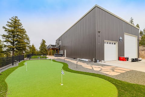 Florissant Home with Hot Tub, Putting Green and Views! House in Colorado