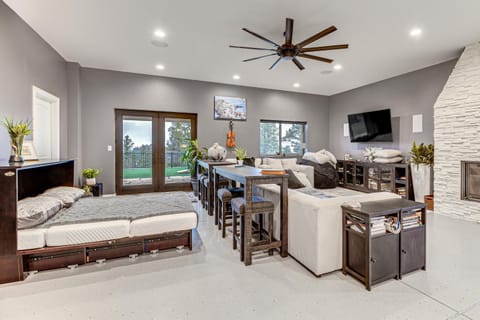 Florissant Home with Hot Tub, Putting Green and Views! House in Colorado