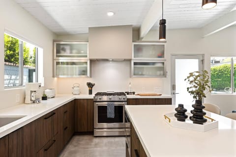 Kitchen or kitchenette, dishwasher, minibar, oven, stove