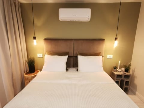 Bed, Photo of the whole room, Bedroom, air conditioner