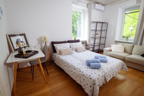Bed, Living room, Photo of the whole room, Seating area, Bedroom, towels