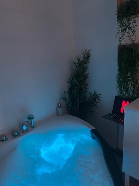 Hot Tub, Hot Tub