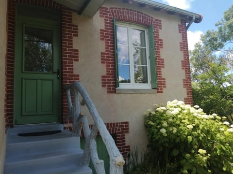 Maison " Bouton d'or" au bord de l'eau, à 10 mn de Tours , meublé classé une étoile House in Centre-Val de Loire