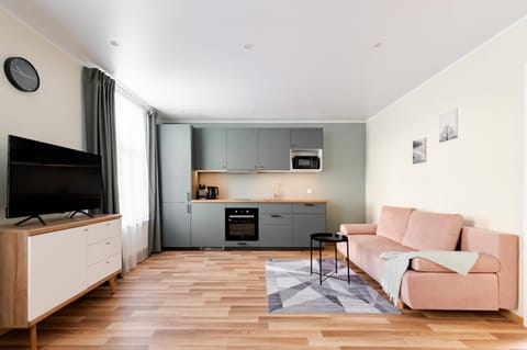 TV and multimedia, Coffee/tea facilities, Kitchen or kitchenette, Living room, Seating area, microwave, oven, stove