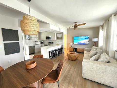 Communal lounge/ TV room, TV and multimedia, Kitchen or kitchenette, Living room, Seating area, Dining area, Evening entertainment, pet friendly, stove