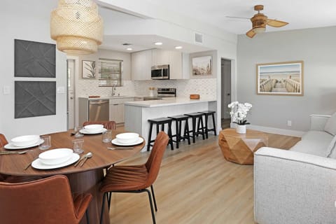 Kitchen or kitchenette, Living room, Seating area, Dining area, oven, pet friendly