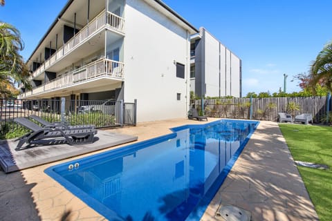 Garden, Swimming pool, sunbed