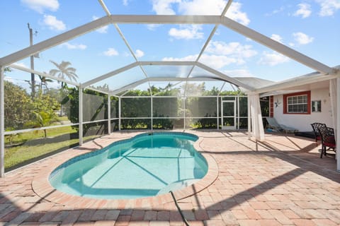 Property building, Patio, Day, Pool view, Swimming pool, sunbed