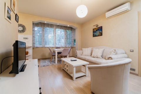 TV and multimedia, Living room, Seating area, Dining area, air conditioner