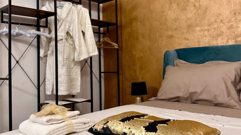 Bed, Bedroom, towels