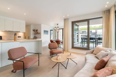Kitchen or kitchenette, Seating area