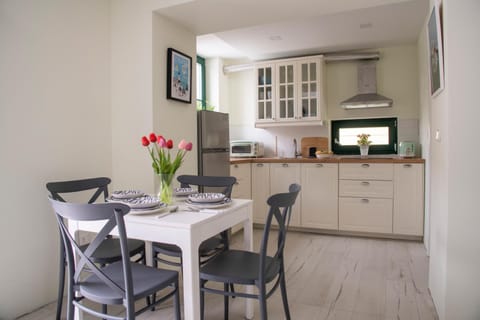 Kitchen or kitchenette, Dining area, minibar