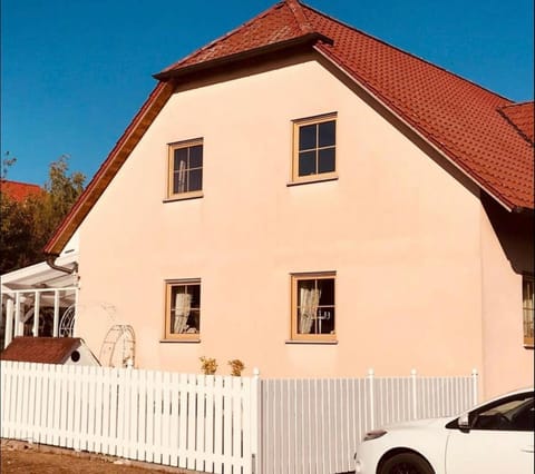 Property building, Facade/entrance, Garden, Garden view, Parking