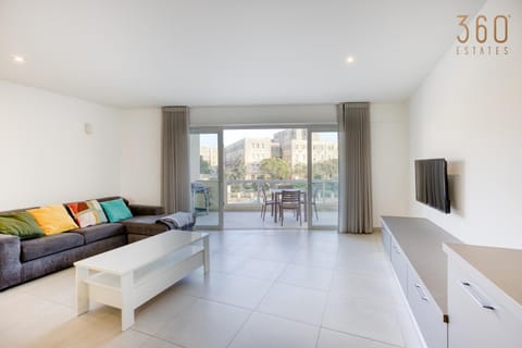 Communal lounge/ TV room, View (from property/room), Balcony/Terrace, Living room, Seating area, Evening entertainment